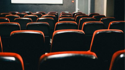 Rekomendasi Film Komedi Terbaik yang Seru dan Ringan untuk Temani Waktu Kumpul Keluarga Saat Lebaran di Rumah
